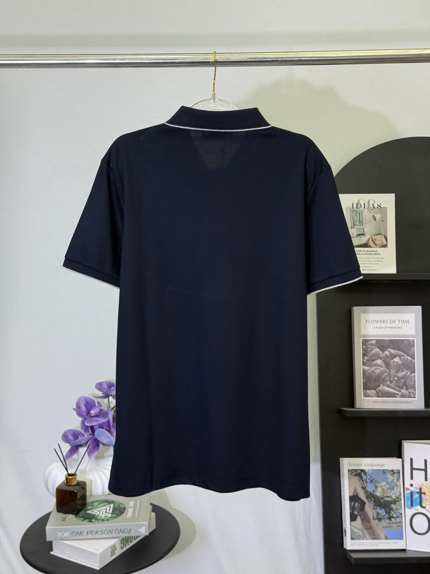 💋 Brunello Cucinelli Navy Pegasus Polo Shirt. Put the low-key luxury of Italy’s “King of Cashmere” into this calm navy blue Polo. The delicate Pegasus embroidery on the chest, with contrasting white edge details on the collar and cuffs, is low-key yet highly recognizable on the deep navy blue background. It is the first choice for players who truly understand texture. The high-count piqué cotton fabric is selected to be drape-resistant and wrinkle-resistant. The upper body has a neat and straight noble feeling. The fit is slightly loose and does not matter the body shape. It can be easily held in business commuting and light formal occasions. A navy blue Polo can guarantee your dignity and style in all occasions in four seasons. M-3XL